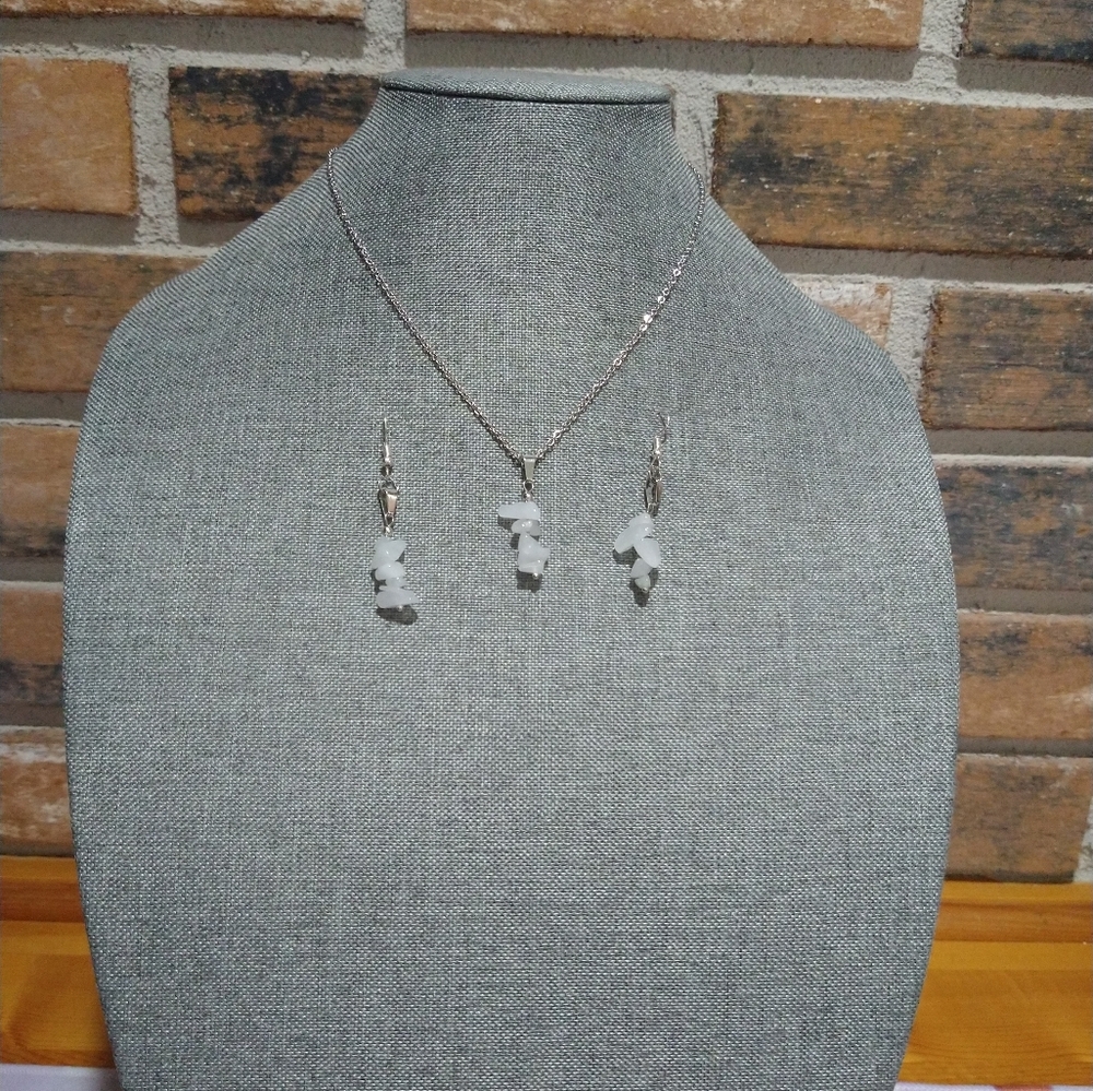 Quartz crystal Chip Stone pendant necklace - Picture 3 of 12